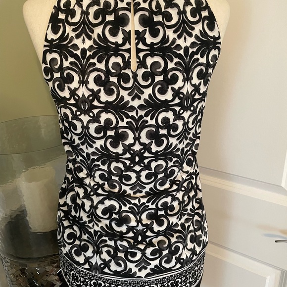 Halter style top w black and white print - Picture 2 of 4